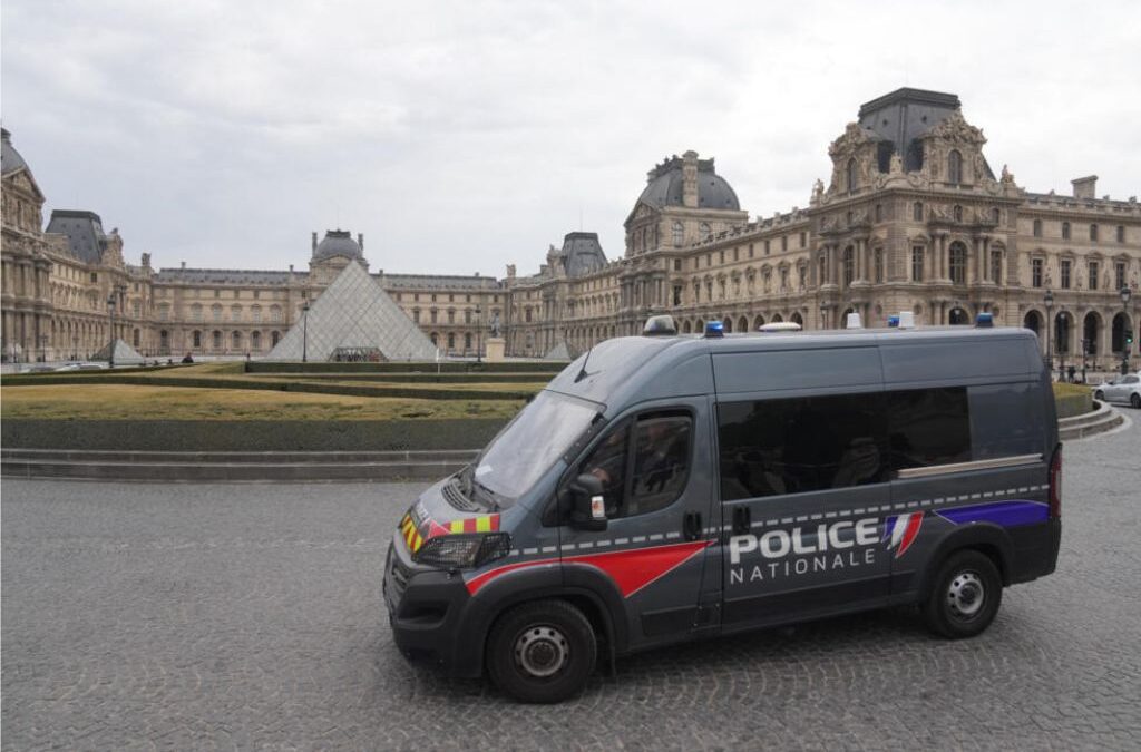 Dramatiese roof by Louvre: Miljoene Euros se Kroonjuwele vermis