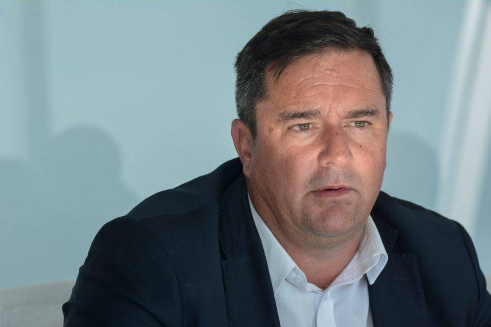 Saai reageer op Minister Steenhuisen se bek-en-klouseer-aankondigings