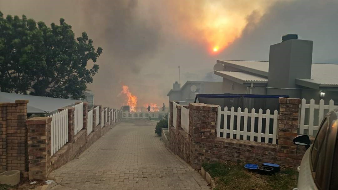 Gemeenskap staan saam tydens Mosselbaai-brand